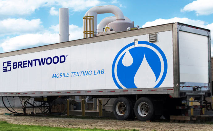 Un gran remolque de camión blanco con las leyendas "Brentwood" y "Mobile Testing Lab" escritas en el lateral, junto con un logotipo azul con una gota de agua y...