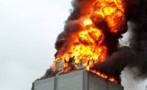 Incendio en una torre de refrigeración causado por escombros