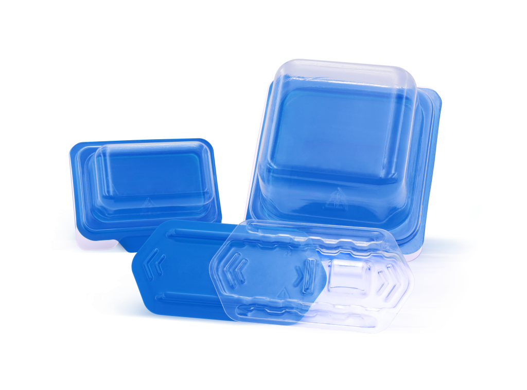 Varios tamaños de envases dentales transparentes con tapas azules se disponen sobre un fondo blanco.