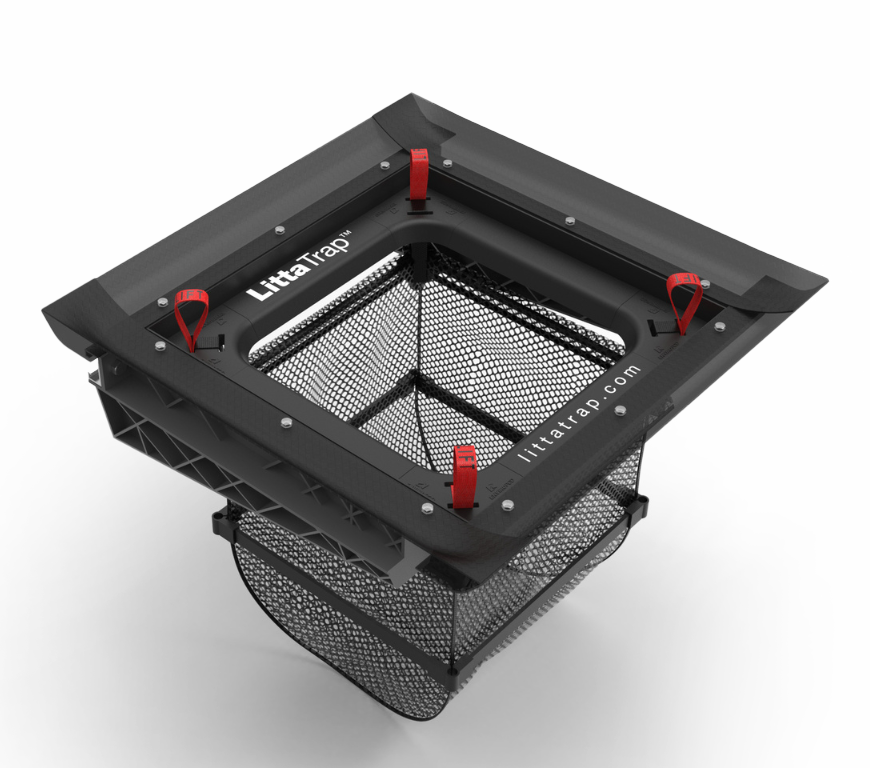 Imagen de un LittaTrap, un dispositivo rectangular negro diseñado para la gestión de aguas pluviales. Dispone de una cesta de malla para atrapar los residuos, con asas rojas en cada esquina para facilitar su instalación y retirada. El logotipo y la página web de LittaTrap están impresos en el marco.