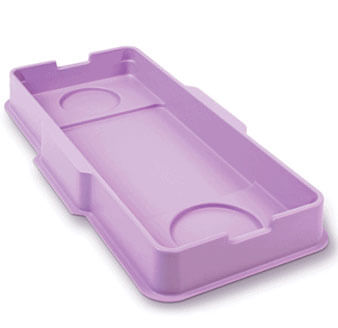 Bandeja rectangular y poco profunda de plástico de color lavanda con dos hendiduras semicirculares en lados opuestos. La bandeja presenta bordes ligeramente elevados y zonas rebajadas para apilarlas.