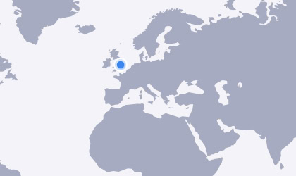 Un mapamundi simplificado en el que se destacan Europa, el norte de África y partes de Norteamérica y Oriente Próximo. Un punto azul marca una ubicación específica en Blisworth, Reino Unido.