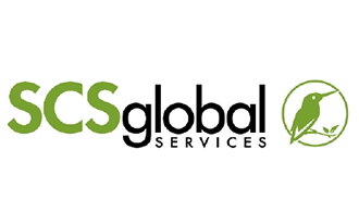 El logotipo de SCS Global Services incluye "SCS" en verde, "global" en negro y "SERVICES" en una fuente negra más pequeña debajo de "global". A la derecha, hay'un colibrí verde en un círculo.